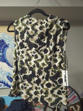 DKNY High Neck Sleeveless Abstract Print Green Black White Large Top Blouse NWT